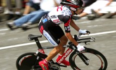 九游VIP-赛道与球场的双重奇迹，F1年度争冠焦点战与76人翻盘掘金的启示