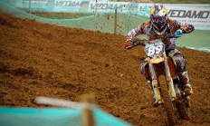 九游娱乐网站-赛道与球场，压力下的爆发艺术