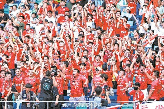 现场观战球迷情绪高涨，球队备战全力以赴