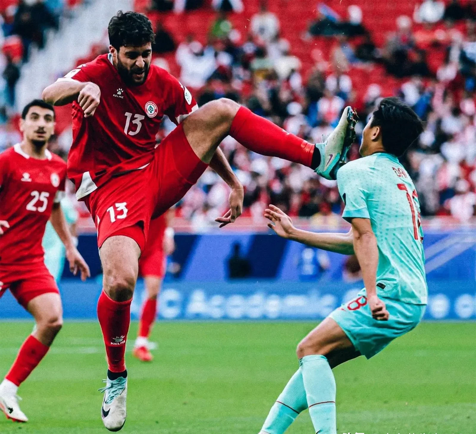 比赛过程中球员们以顽强的拼搏精神征服球迷