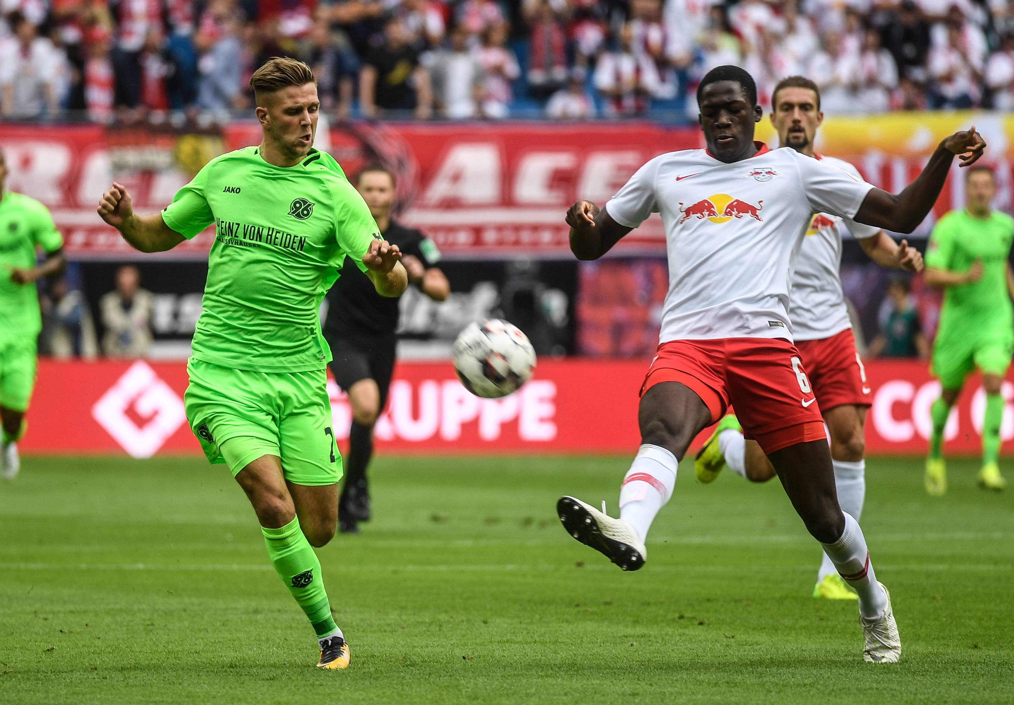 汉诺威在主场打平,德国足球联赛竞争激烈 汉诺威在主场打平,德国足球联赛竞争激烈