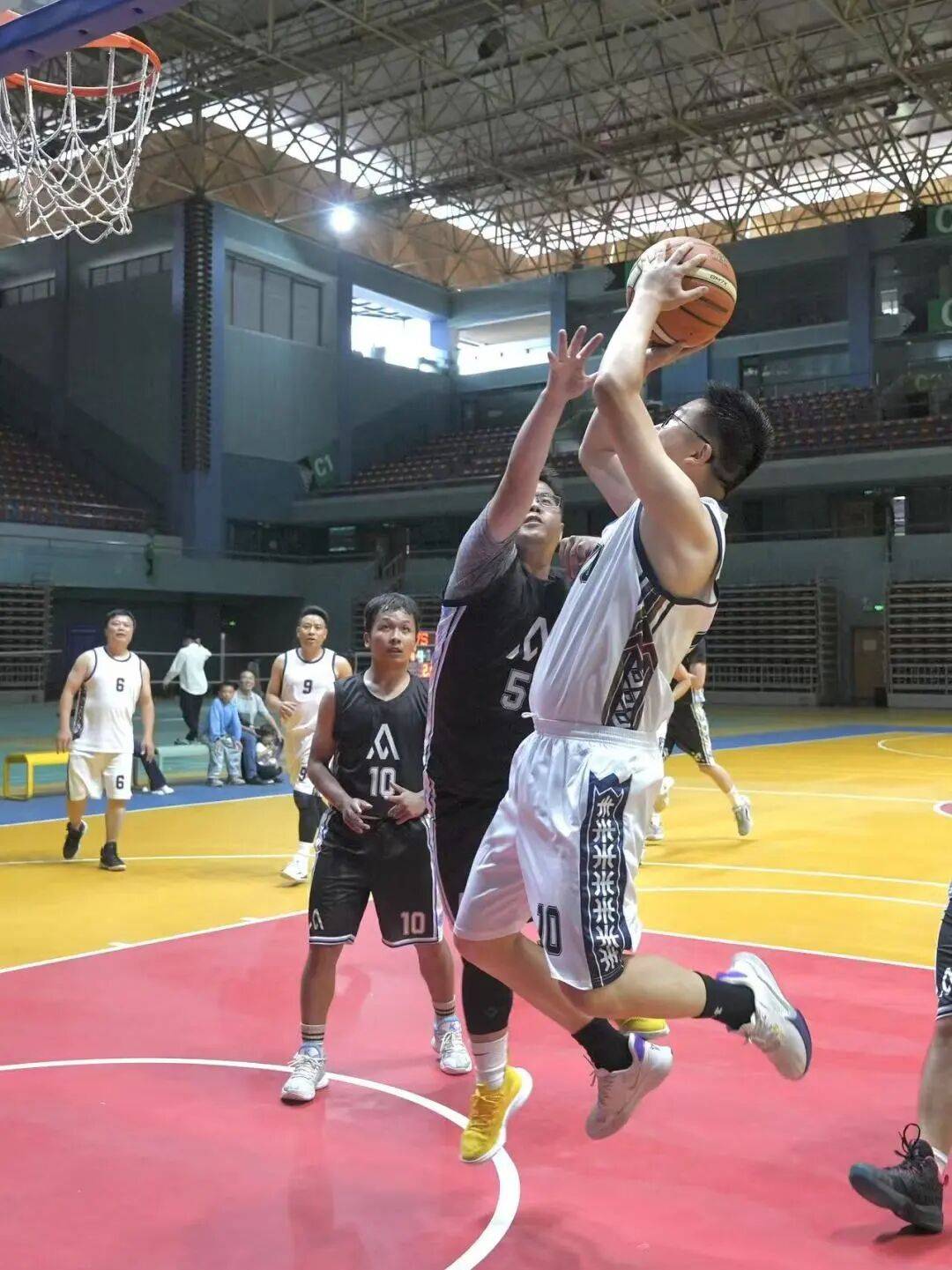 挑战老将！篮球赛场新旧力量争夺