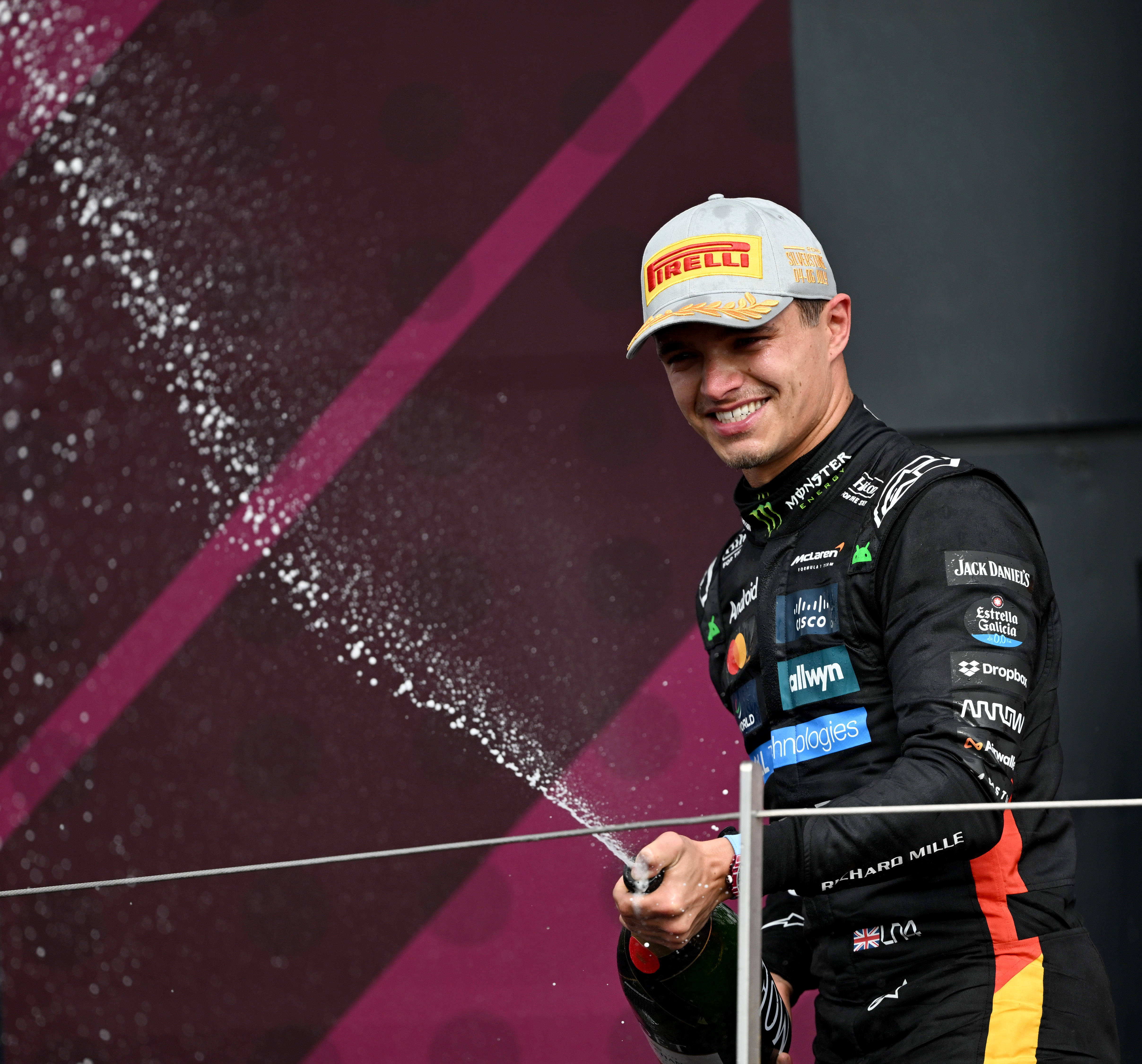 索伯车队险胜威廉姆斯，诺里斯带队取胜