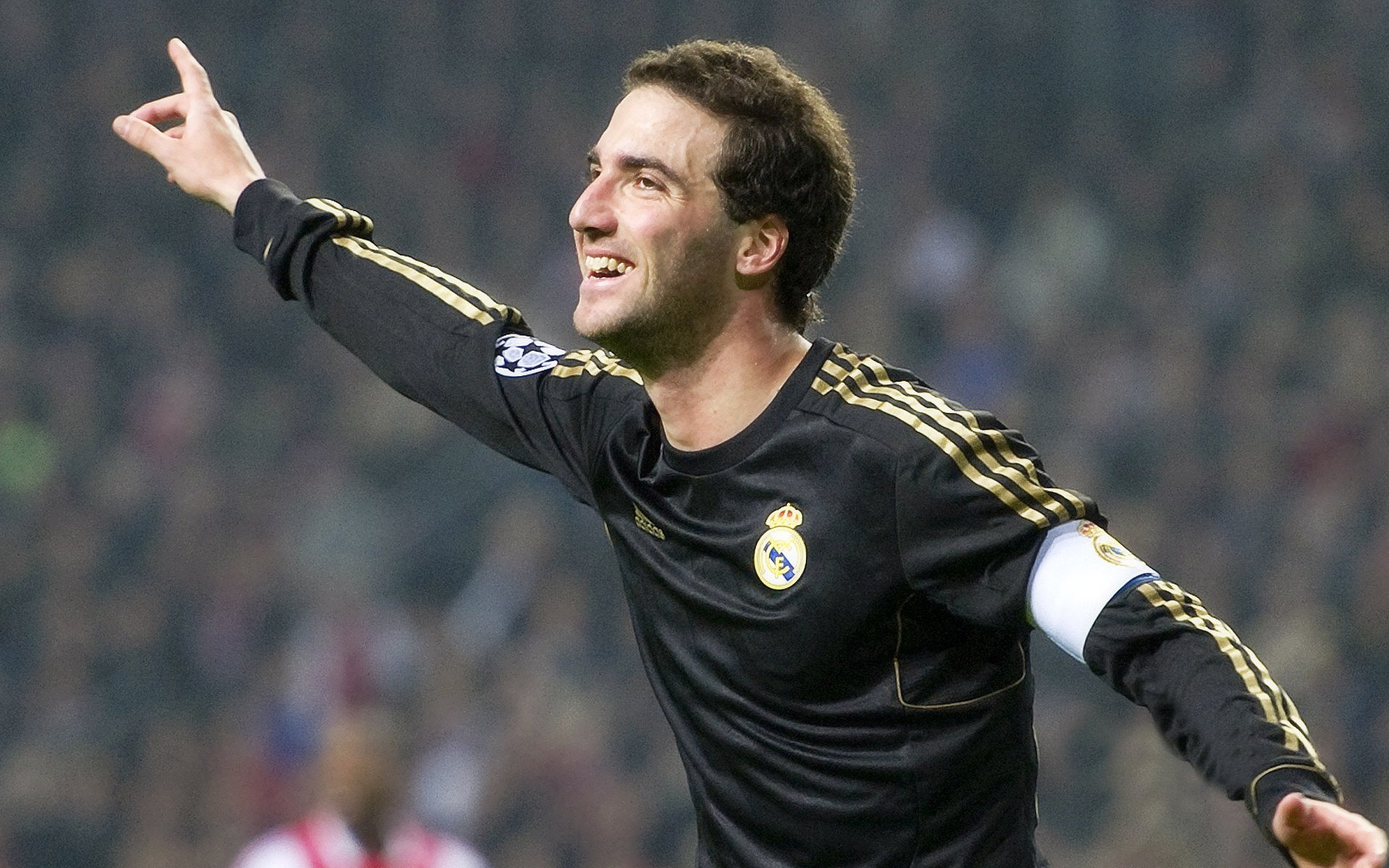 莱万独造三球主宰战局,巴西军团客场3-0完胜拉齐奥提前锁定胜局